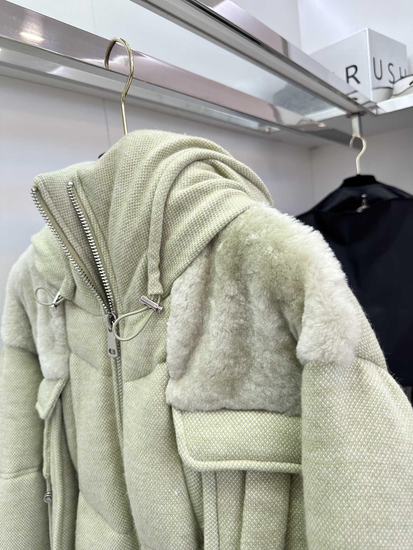 THOMOS Women’s Wool Puffed Suit: Stylish and Warm Green Winter Fashion - 图片 9