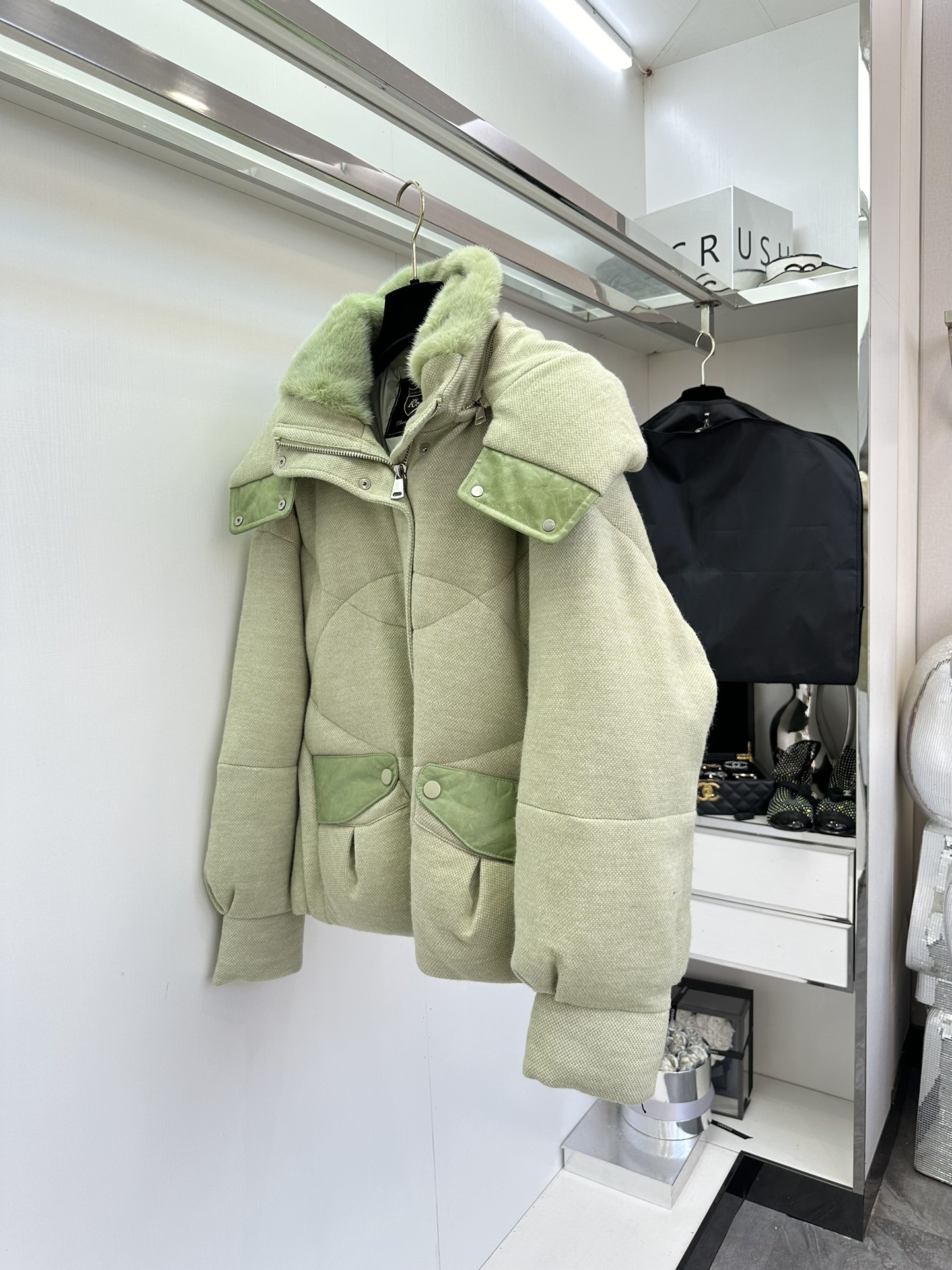 “Velvet Ferret THOMOS Coat for Stylish and Warm Winter Fashion” - 图片 3