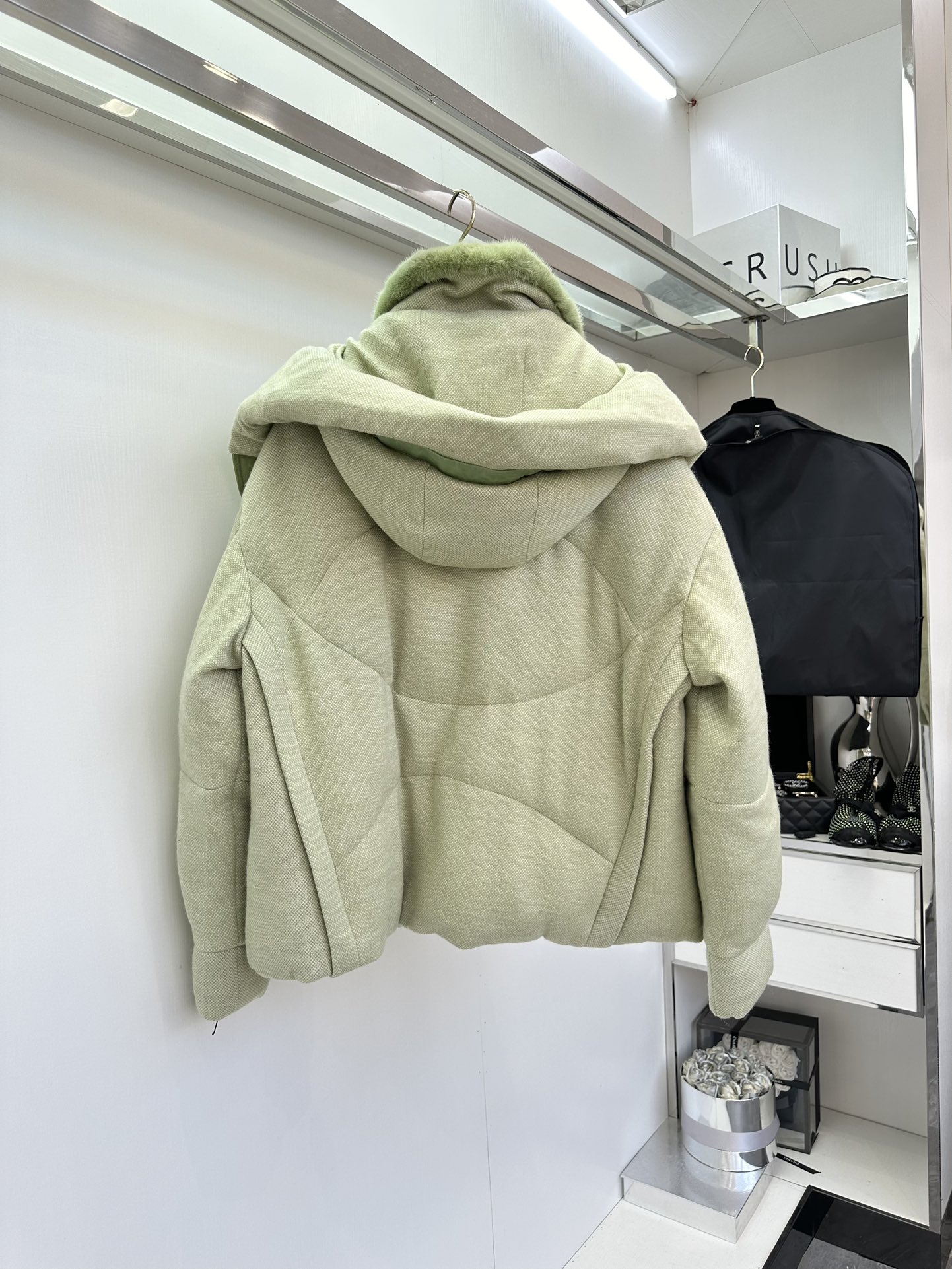 “Velvet Ferret THOMOS Coat for Stylish and Warm Winter Fashion” - 图片 2