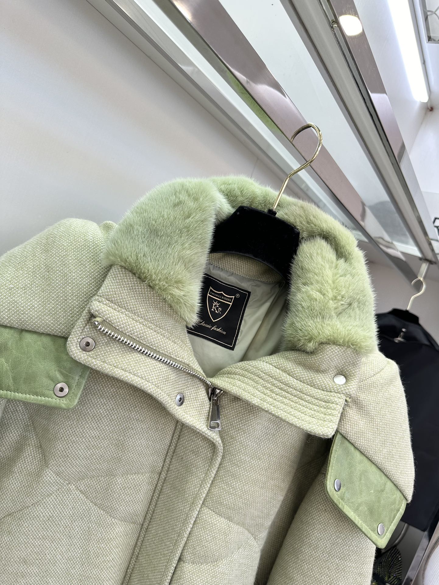 “Velvet Ferret THOMOS Coat for Stylish and Warm Winter Fashion” - 图片 4