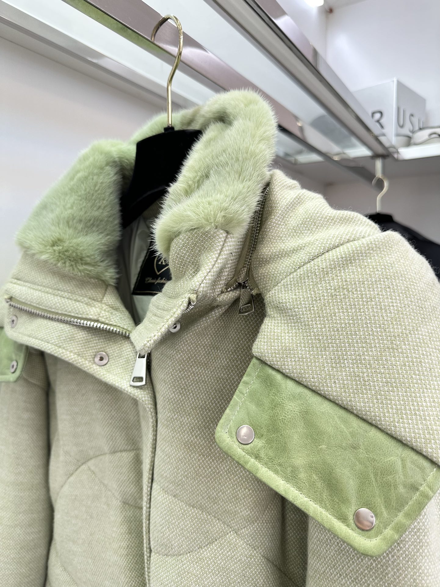 “Velvet Ferret THOMOS Coat for Stylish and Warm Winter Fashion” - 图片 5