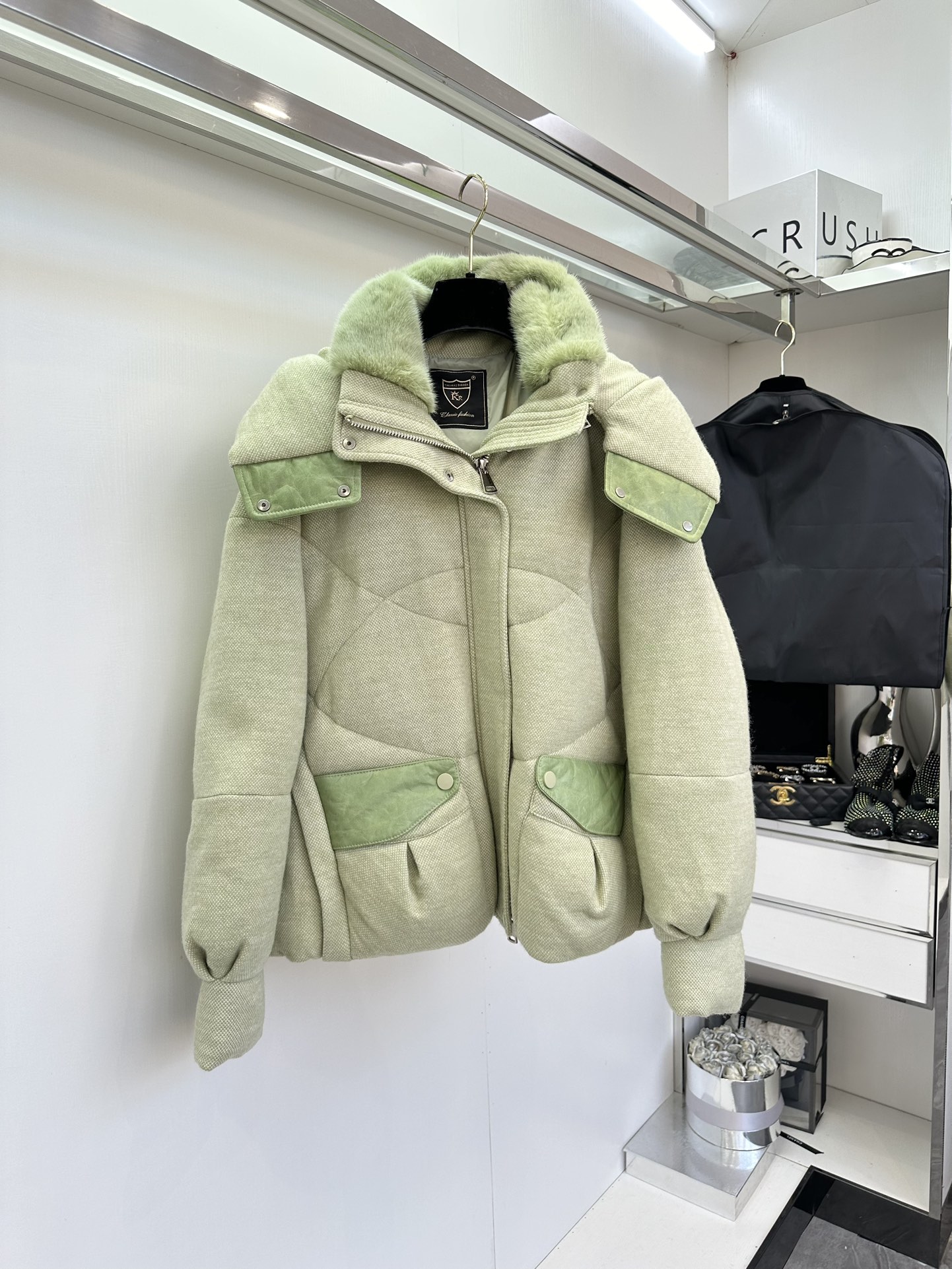 “Velvet Ferret THOMOS Coat for Stylish and Warm Winter Fashion” - 图片 1