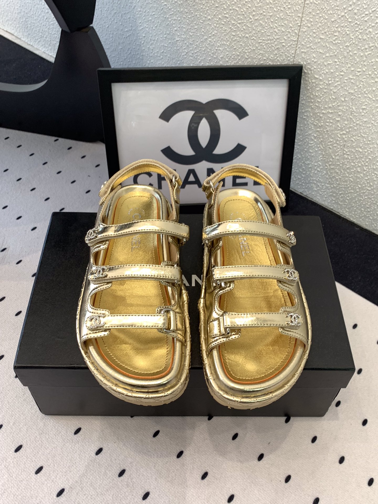 NO:224198,A new Chanel early spring beach shoes simple universal versatile artifacts for major celebrities' footwear. Original imported sheepskin upper imported sheepskin inner foot pads. Original open mold diamond sole Size35-40 (41 customized), slippers and sandals, chanel, sandals, slippers, sheepskin19860909批 Chanel新款早春沙滩鞋简单的万能百搭神器各大明星上脚神器 原版进口羊皮鞋面进口羊皮内里垫脚 原版开模菱格大底Size35-40（41订做）,拖鞋凉鞋,chanel,sandals,slippers,sheepskin,Women's Shoes