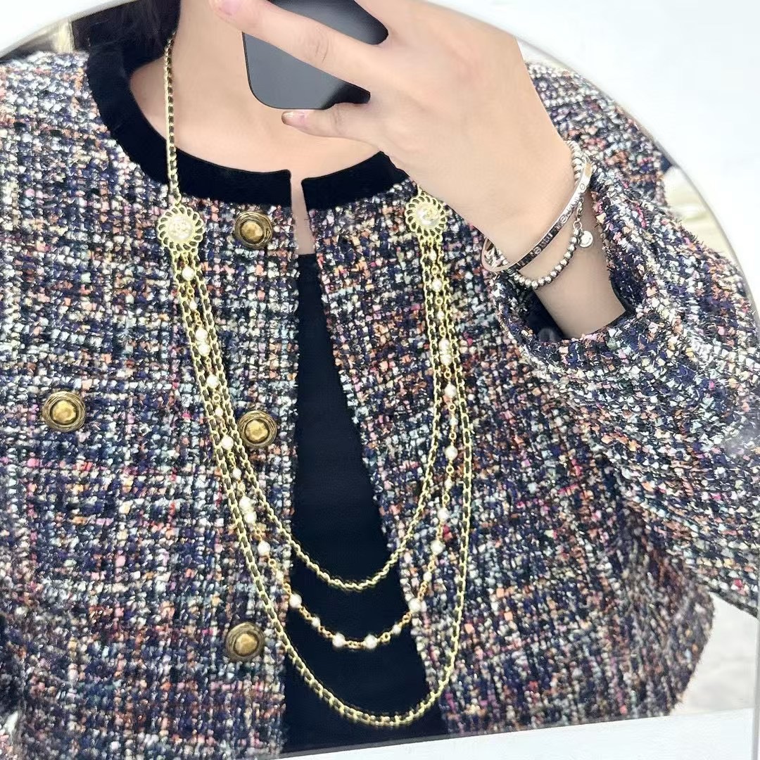  编码N948   
🛍香奈儿项链热销🔥爆上新🆕🆕🆕
😎CHAN 24 圆珍珠黑皮绳三层毛衣链
🤩皮穿链