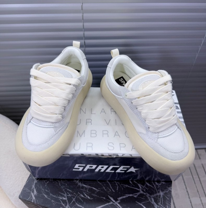 NO:231305,GGDB~~Golden Goose Deluxe Brand~~ Space series couples bread shoes; dad shoes; sneakers; fat den small dirty shoes... Simple, fashionable, casual and versatile, can be used with skirts/pants and sports and daily life. Fat den bread shoes are very soft and comfortable on the feet. Breathable mesh and leather splicing fabric; original mold opening 5cm sports sole... Women's 35-40/men's 39-45 regular size, casual shoes/sports shoes, sneakers, skirts19860909GGDB~~Golden Goose Deluxe Brand~~ Space系列情侣款面包鞋；老爹鞋；运动鞋；胖丁小脏鞋…… 简约时尚随性百搭,搭配裙子/裤子运动与日常都能兼顾,胖丁面包鞋上脚巨软超舒适 透气网纱与皮革拼接面料；原版开模5cm运动大底…… 女款35—40/男款39—45正码,休闲鞋/运动鞋,sneakers,skirts,Women's Shoes