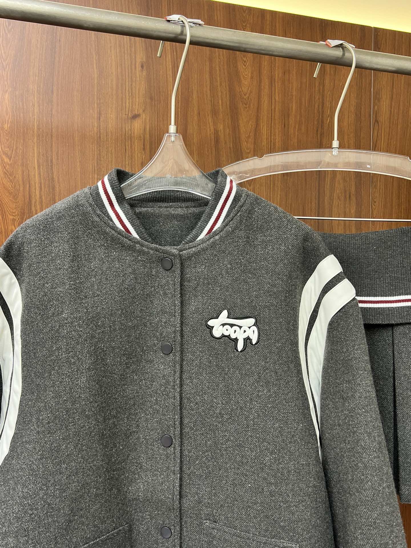 High-Quality Women’s Suit with G’s Red Wool and Two Tuxedos in Baseball Suit - 图片 7