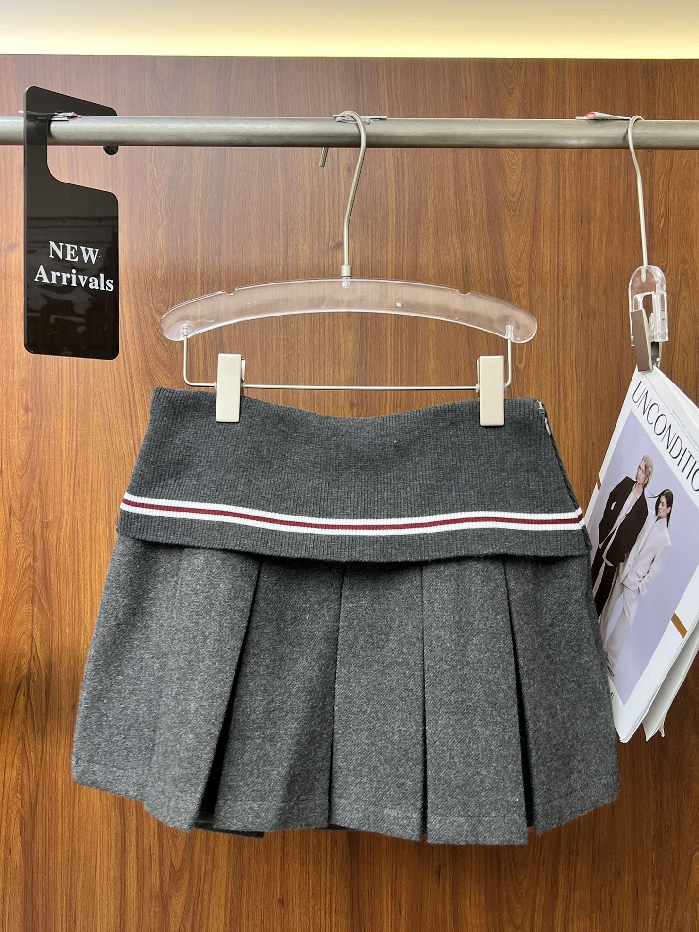 High-Quality Women’s Suit with G’s Red Wool and Two Tuxedos in Baseball Suit - 图片 9