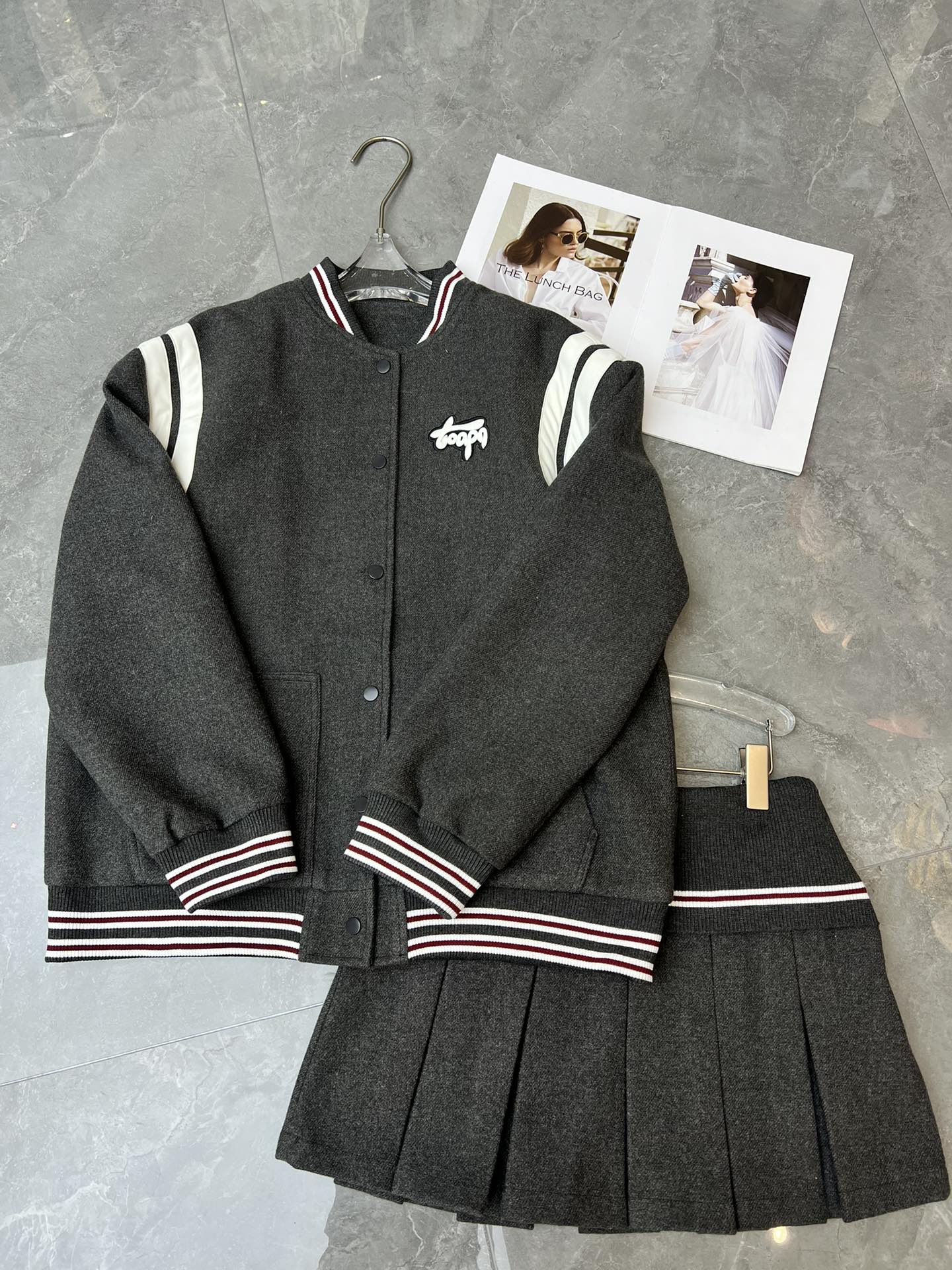 High-Quality Women’s Suit with G’s Red Wool and Two Tuxedos in Baseball Suit - 图片 1