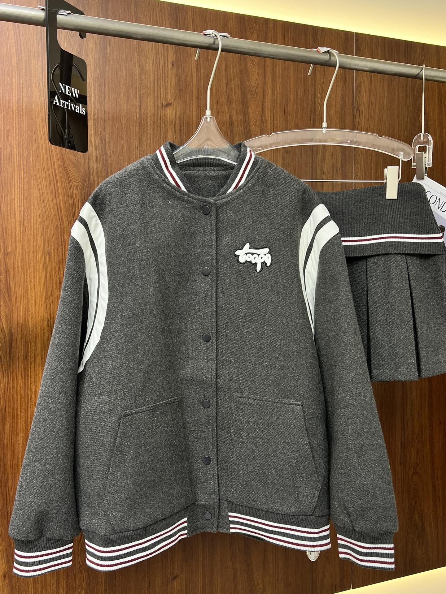 High-Quality Women’s Suit with G’s Red Wool and Two Tuxedos in Baseball Suit - 图片 6