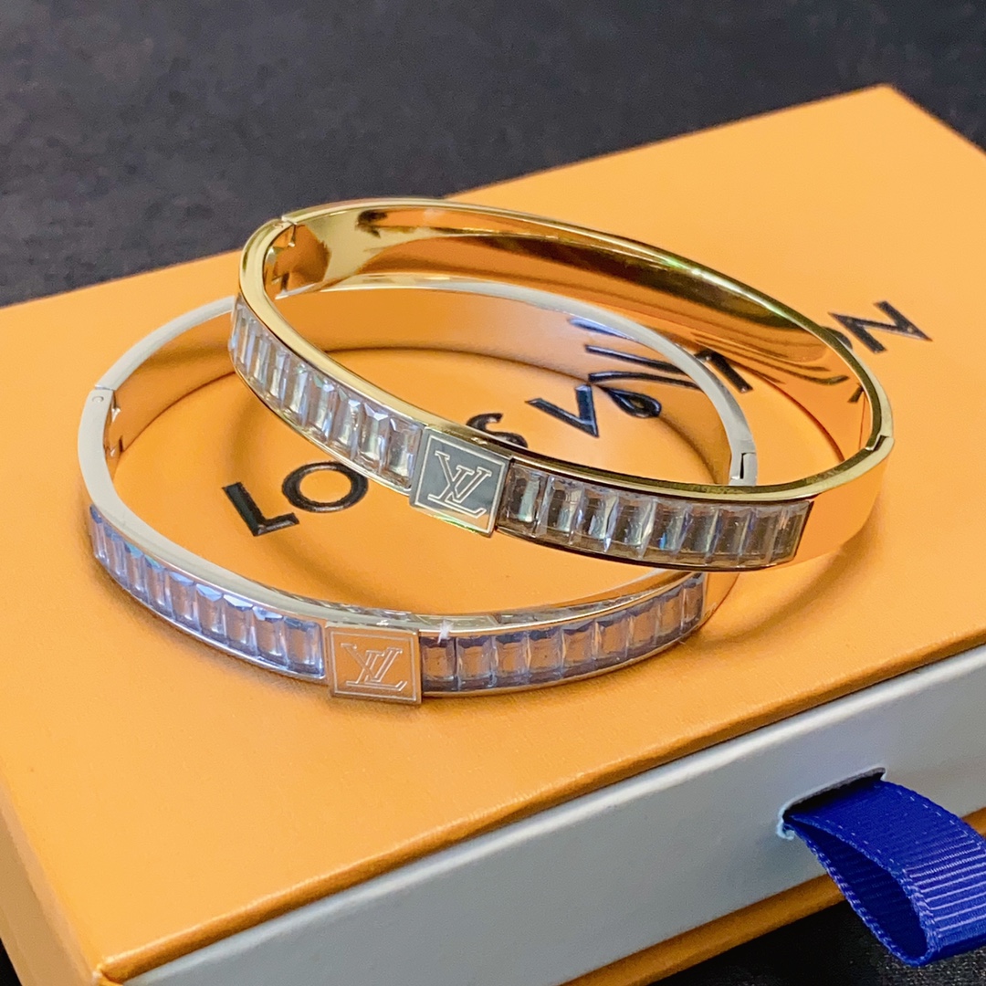 NO:108970,New products, original single product, LV diamond-inlaid bracelet, Louis Vuitton, Louis Vuitton, counter consistent material, hot products shipped, unique design, retro avant-garde. The bracelet 14K seiko color protection version has been loved by MM since its launch. Every color has its unique brilliance!  The effect is very good!  The smallest one!  More durable than ordinary models, beautiful skin tone, fine jewelry, louis vuitton, louis vuitton, louis vuitton, bracelet19860909新品 原单货 LV镶钻手镯Louis Vuitton 路易威登 专柜一致材质 火爆款出货 设计独特 复古前卫.手镯14K精工保色版 从上市以来一直深受MM喜爱每一种颜色都有它独一无二的光彩！上手效果非常好看！最细小的一款！比普通款更耐看显肤色白皙,饰品精品,louis vuitton,louis vuitton,louis vuitton,bracelet,Jewelry