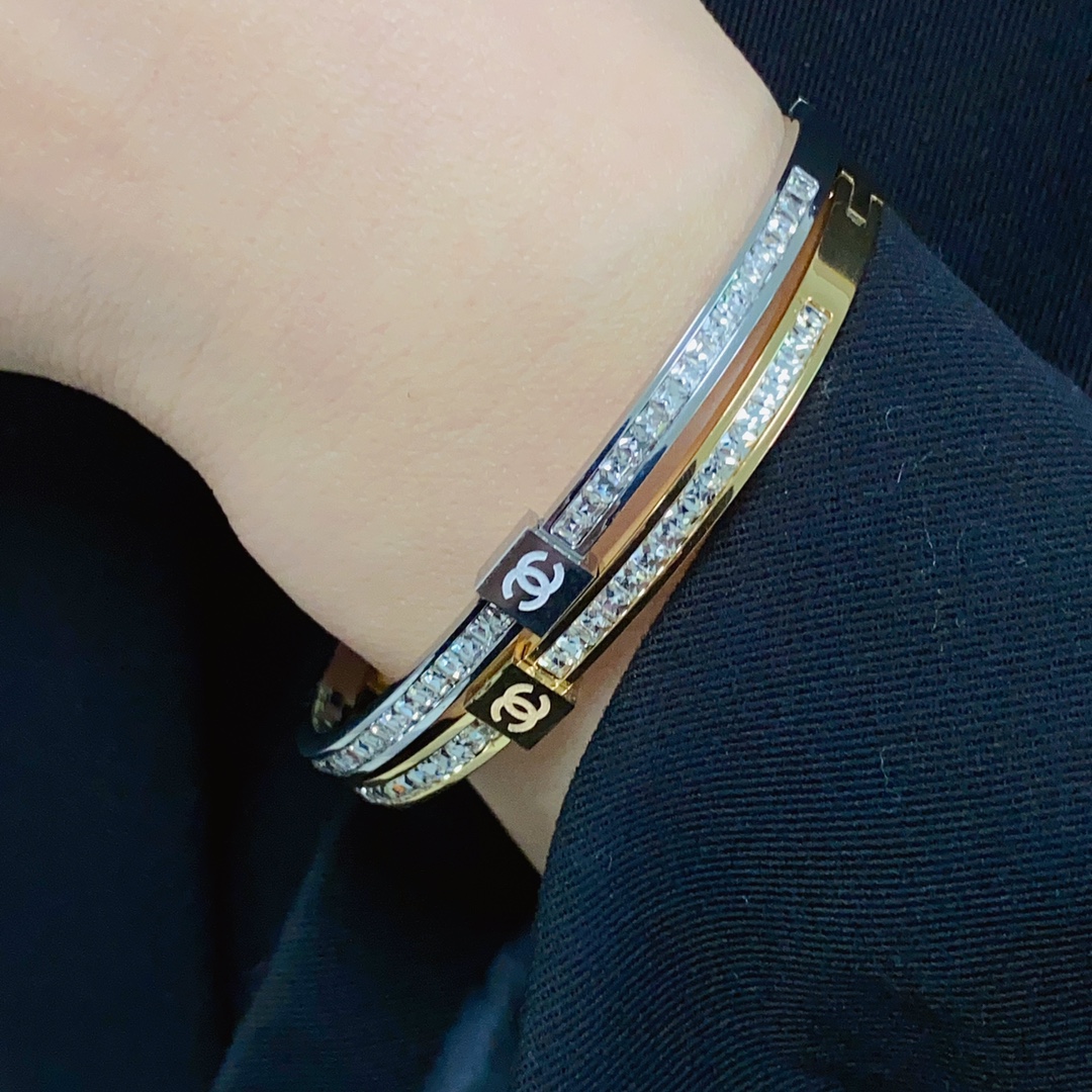 NO:108973,Xiaohongshu recommends the popular Xiaoxiang new C letter diamond bracelet Chanel Chanel high-quality micro diamond bracelet super heavy industry bling bling bling, the color matching is very good and high-end, the goddess temperament is high-end, the fine steel material is not allergic to fade. One to one exquisite craftsmanship, the classic charm, the cost-effectiveness is the essential choice for stacking and more beautiful, the jewelry is boutique, chanel, chanel, bracelet19860909小红书推荐爆款小香新款c字母镶钻手镯香奈儿Chanel高品质微镶钻手镯超重工bling bling,颜色搭配得非常好高级感 女神气质高端 精钢材质不过敏不褪色.一比一精美工艺,经典至极的魅物,性价比高 必备必入之选叠戴更漂亮,饰品精品,chanel,chanel,bracelet,Jewelry