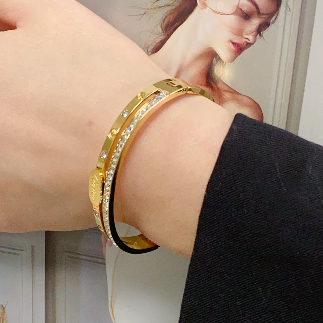 NO:108976,Cartier's latest release on the official website of Cartier, the popular half-side full diamond bracelet imported Seiko color-saving 18k high-end customization top-level craftsmanship, the counter logo is clear, 3 degrees without blind spots!  Brand new narrow version design makes it more exquisite ~ Such beautiful things You must have super white, fine jewelry, cartier, cartier, bracelet19860909Cartier 卡地亚官网最新发布 火爆半边满钻手镯进口精工保色18k高端定制顶级工艺 专柜logo刻字清晰 3度无死角！全新的窄版设计 更显精致～如此美物 你必须拥有超级显白,饰品精品,cartier,cartier,bracelet,Jewelry
