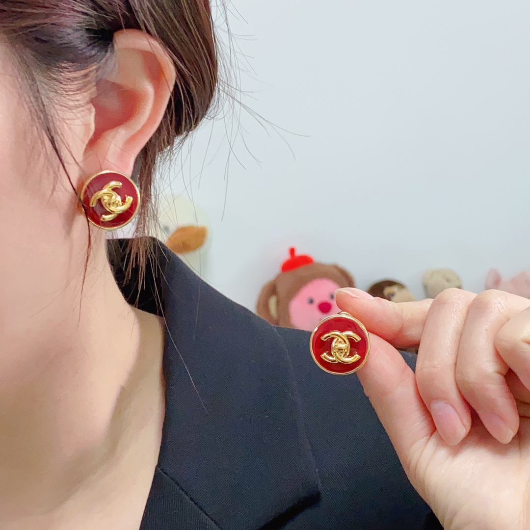 NO:108982,New high-end Chanel Xiaoxiang Double C Simple New Year Red Button Earrings Earrings This earring is really super beautiful, simple to look at but good to wear, even a small earlobe like me is very okzp earrings are super elegant and suitable for all occasions, jewelry quality, chanel, earrings19860909新款上市高端Chanel 小香双C简约新年红纽扣耳钉耳坠这款耳环真的超级美看着设计简单但是佩戴效果好看到爆就连我这种小耳垂的也很okzp上耳超气质优雅适合各种场合,饰品精品,chanel,earrings,Jewelry