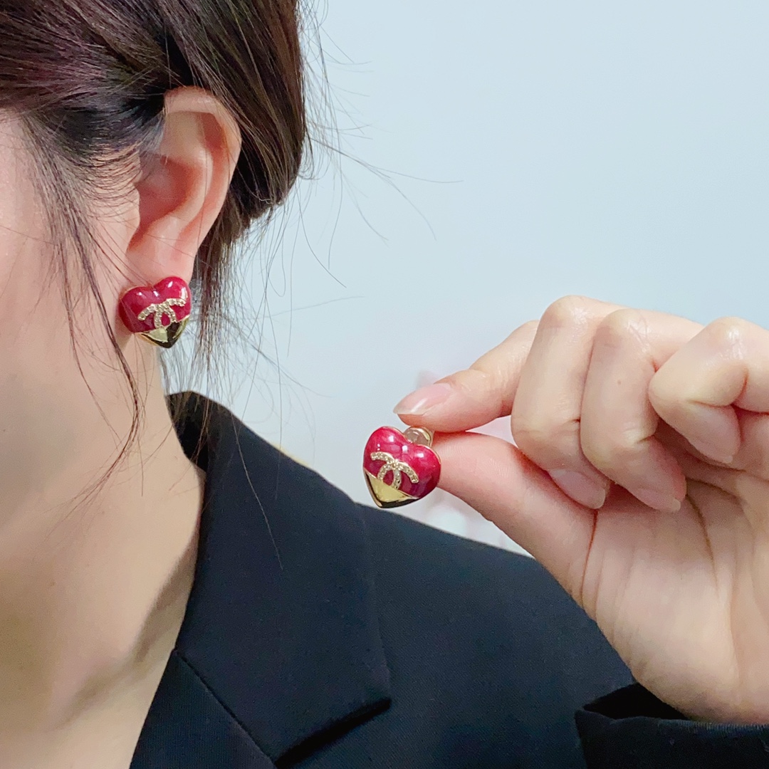 NO:108985,New high-end Chanel Xiaoxiang Double C Simple New Year Red Love Heart Inlaid Diamond Earrings Earrings This earrings are really super beautiful, simple to look at but good to wear, even small earlobes like me are very okzp ears are super elegant and suitable for all occasions, jewelry quality, chanel, earrings19860909新款上市高端Chanel 小香双C简约新年红爱心镶钻耳钉耳坠这款耳环真的超级美看着设计简单但是佩戴效果好看到爆就连我这种小耳垂的也很okzp上耳超气质优雅适合各种场合,饰品精品,chanel,earrings,Jewelry