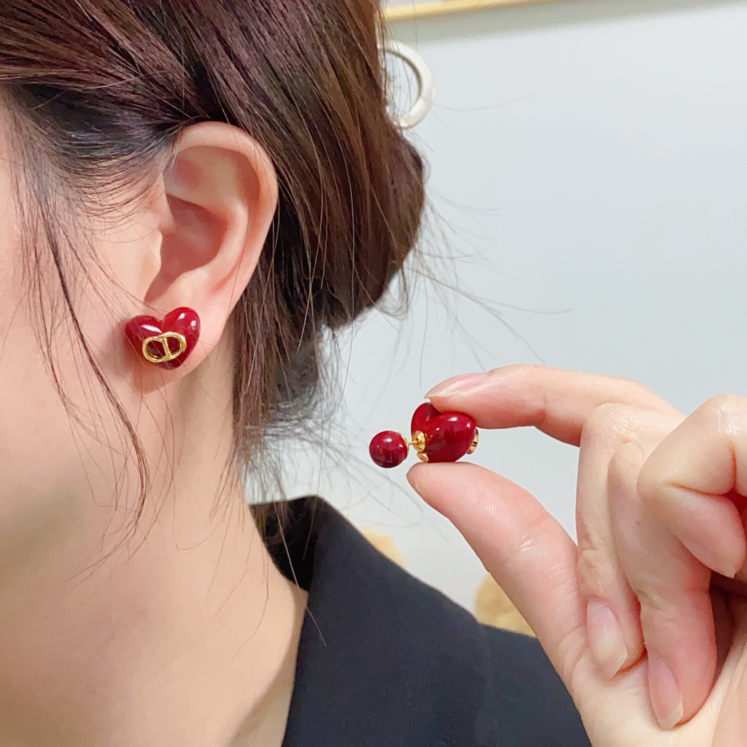 NO:108987,Dior Dior is available in the new year red CD letters red love heart wearing pearl earrings in front and back can be worn in two ways. Classic CD earrings show the unique urban style, and the square inch shows uniqueness and pride. Original brass 925 sterling silver needle material authentic quality!  , jewelry boutique,dior,dior,earrings,pure silver19860909迪奥Dior 新款上市 新年红CD字母红色爱心前后佩戴珍珠耳钉可以两种佩戴方法简约又大方 经典的CD耳环 彰显着特立独行的都市风尚,方寸之间,尽显别致与矜贵.原版黄铜925纯银针 材质 正品品质 ！,饰品精品,dior,dior,earrings,pure silver,Jewelry