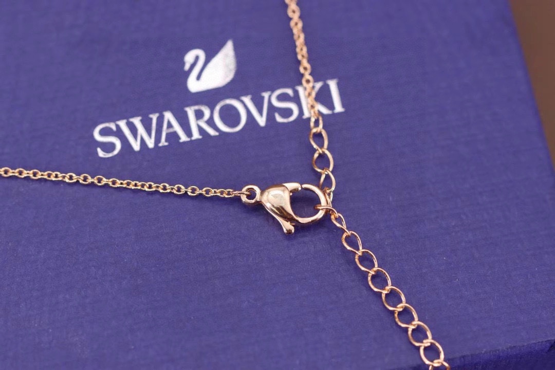  Swarovski 三色挚爱流转锁骨项链

这款可移动的仿水晶元素、镀白金色金属搭配透明密镶仿水晶，刻