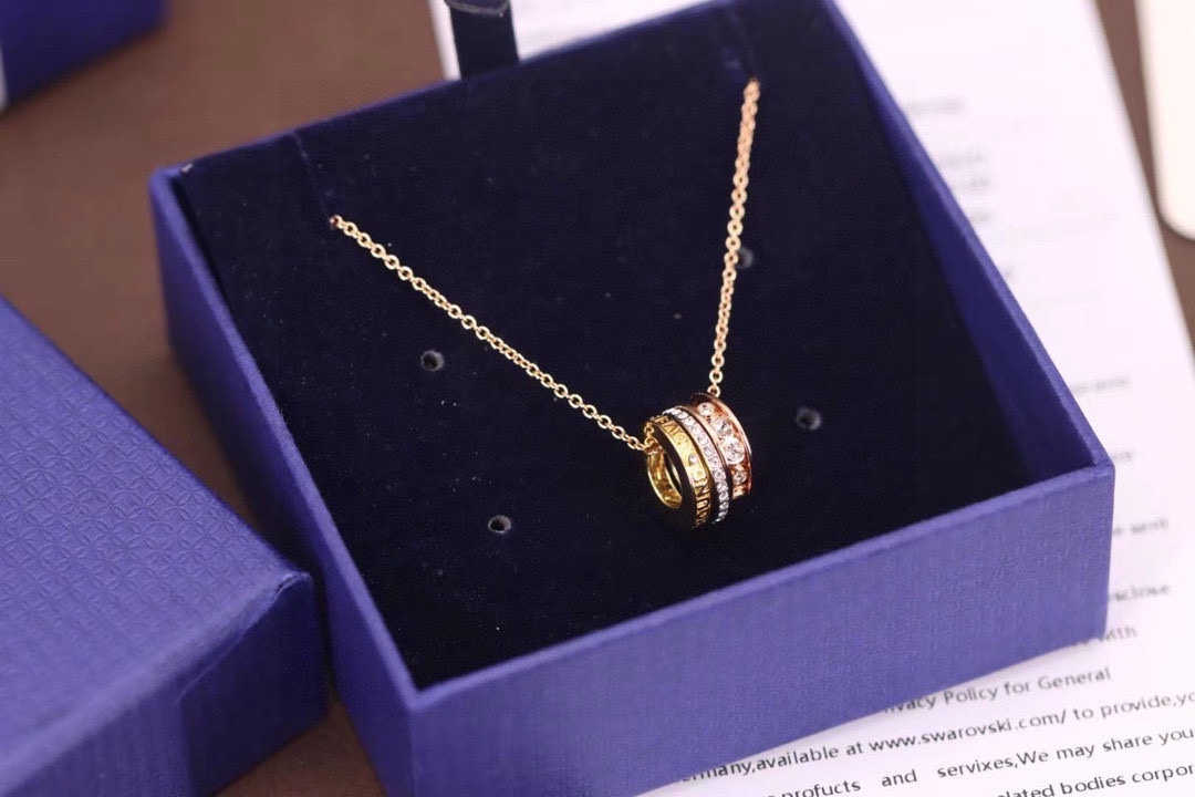  Swarovski 三色挚爱流转锁骨项链

这款可移动的仿水晶元素、镀白金色金属搭配透明密镶仿水晶，刻