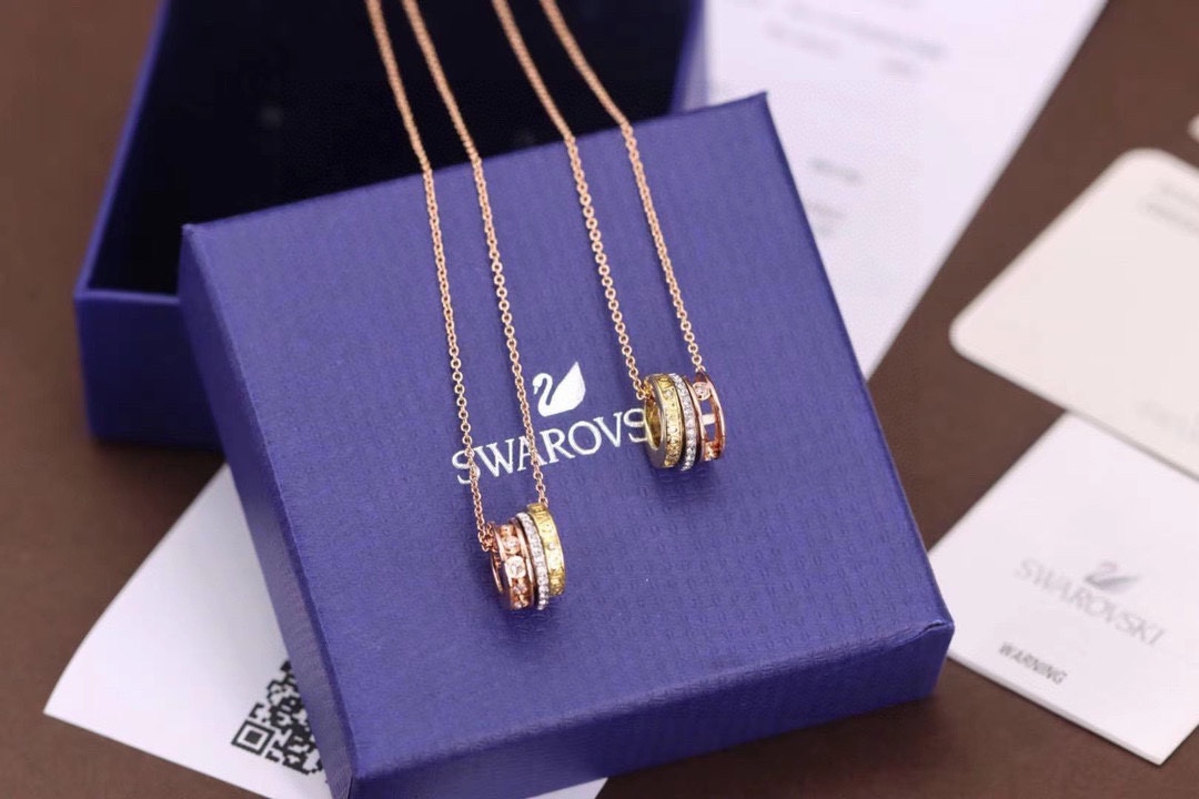  Swarovski 三色挚爱流转锁骨项链

这款可移动的仿水晶元素、镀白金色金属搭配透明密镶仿水晶，刻