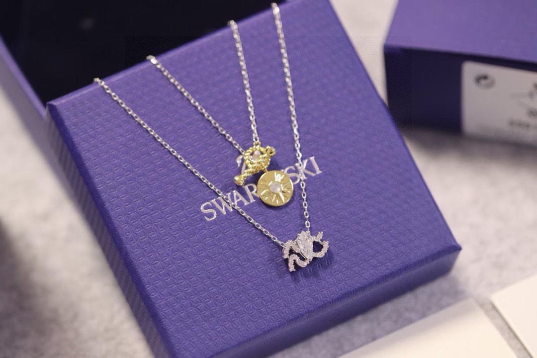  Swarovski  水瓶座守护神锁骨项链

这款施华洛世奇链坠是以星座的符号为灵感。其时尚十足的星座