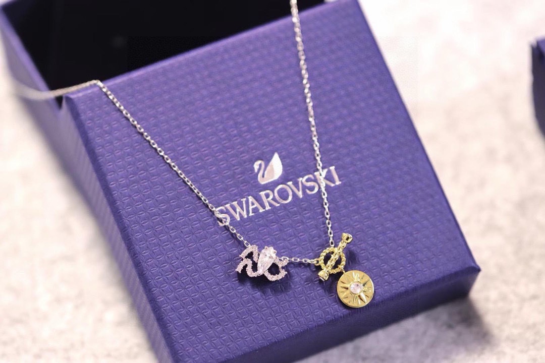  Swarovski  水瓶座守护神锁骨项链

这款施华洛世奇链坠是以星座的符号为灵感。其时尚十足的星座