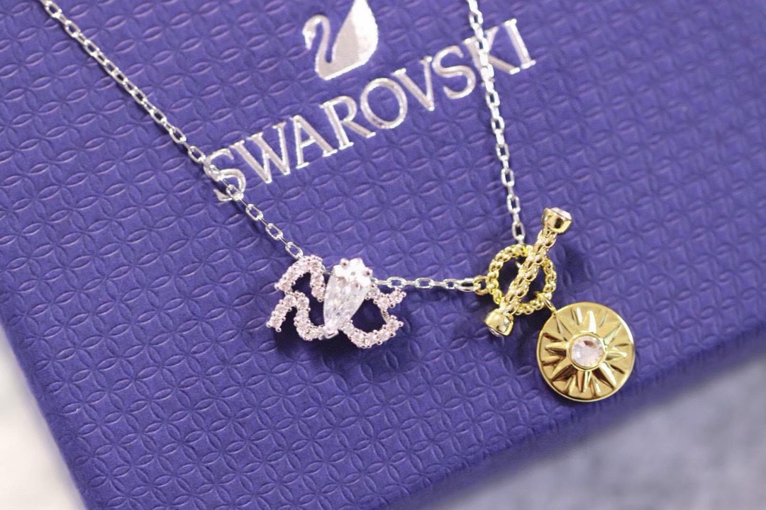  Swarovski  水瓶座守护神锁骨项链

这款施华洛世奇链坠是以星座的符号为灵感。其时尚十足的星座