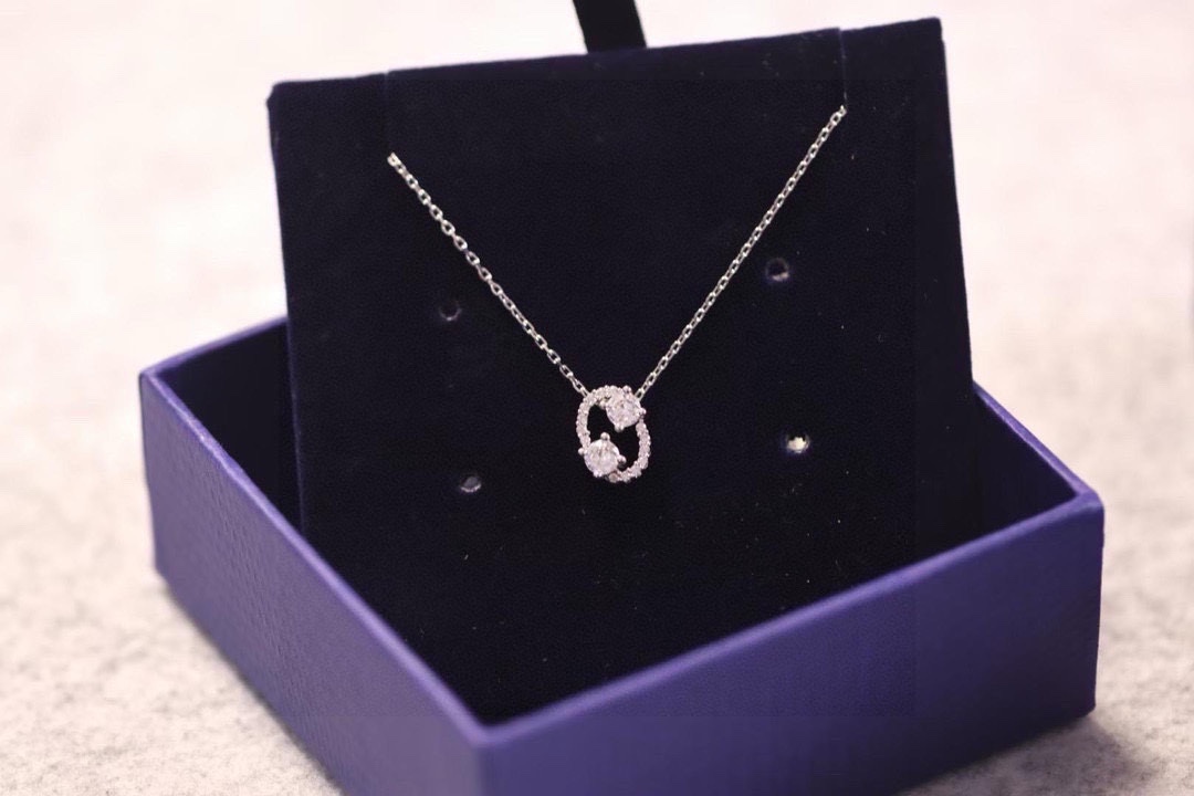  Swarovski  巨蟹座守护神锁骨项链
这款施华洛世奇链坠是以星座的符号为灵感。其时尚十足的星座符