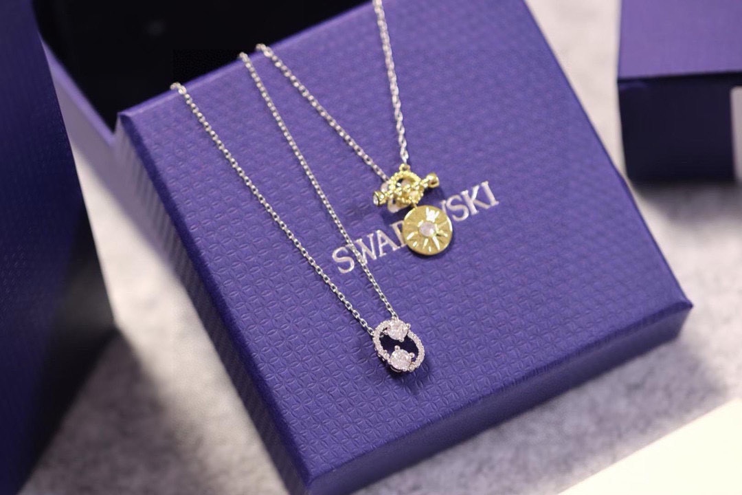  Swarovski  巨蟹座守护神锁骨项链
这款施华洛世奇链坠是以星座的符号为灵感。其时尚十足的星座符
