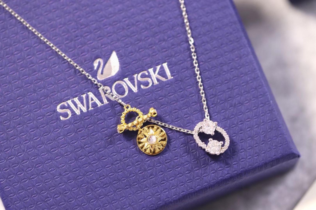  Swarovski  巨蟹座守护神锁骨项链
这款施华洛世奇链坠是以星座的符号为灵感。其时尚十足的星座符