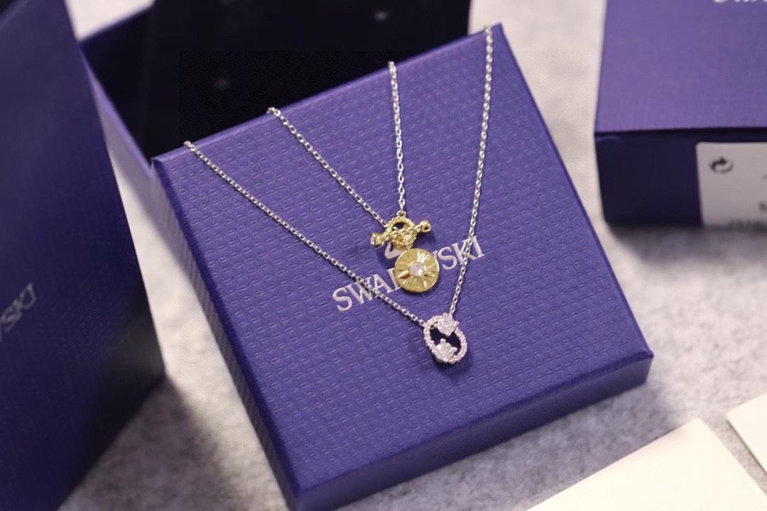  Swarovski  巨蟹座守护神锁骨项链
这款施华洛世奇链坠是以星座的符号为灵感。其时尚十足的星座符