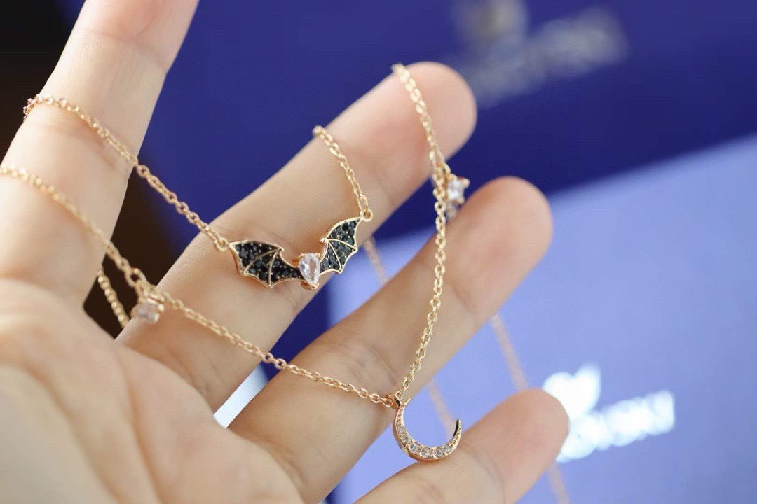  swarovski 双层黑色蝙蝠 月亮锁骨项链

玫瑰金色设计是以夜空为灵感，揉合了星星、半轮新月和象