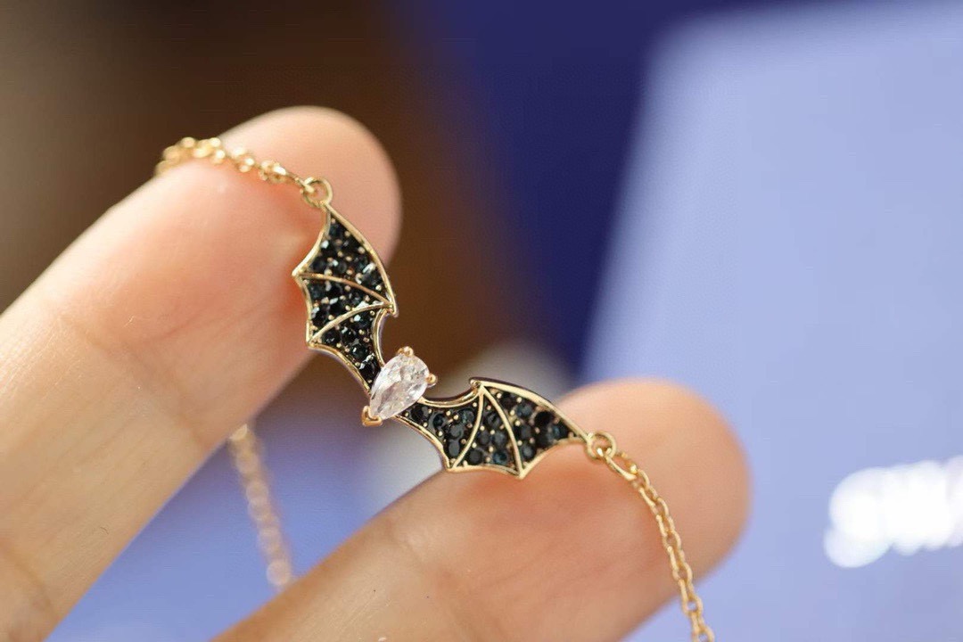  swarovski 双层黑色蝙蝠 月亮锁骨项链

玫瑰金色设计是以夜空为灵感，揉合了星星、半轮新月和象