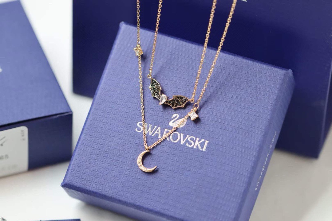  swarovski 双层黑色蝙蝠 月亮锁骨项链

玫瑰金色设计是以夜空为灵感，揉合了星星、半轮新月和象