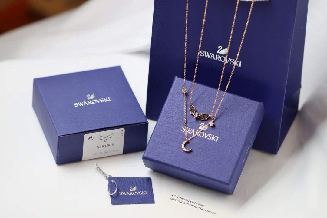  swarovski 双层黑色蝙蝠 月亮锁骨项链

玫瑰金色设计是以夜空为灵感，揉合了星星、半轮新月和象