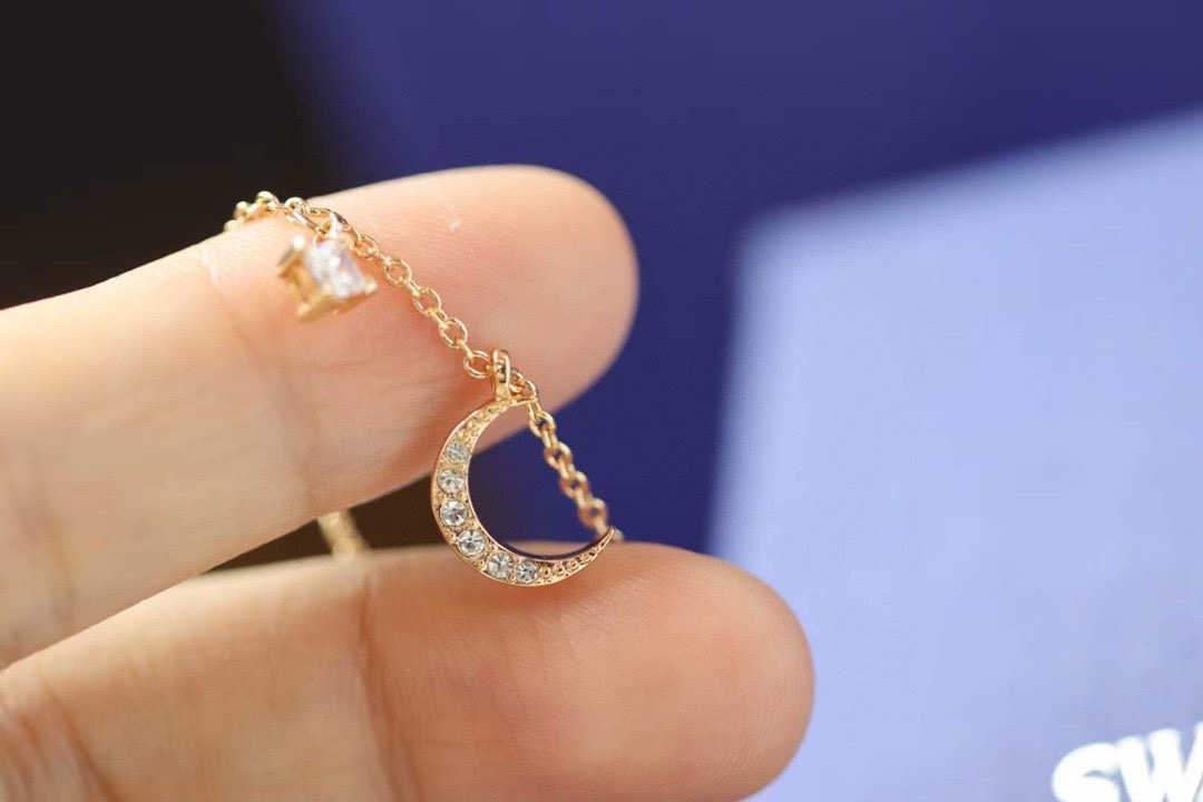  swarovski 双层黑色蝙蝠 月亮锁骨项链

玫瑰金色设计是以夜空为灵感，揉合了星星、半轮新月和象