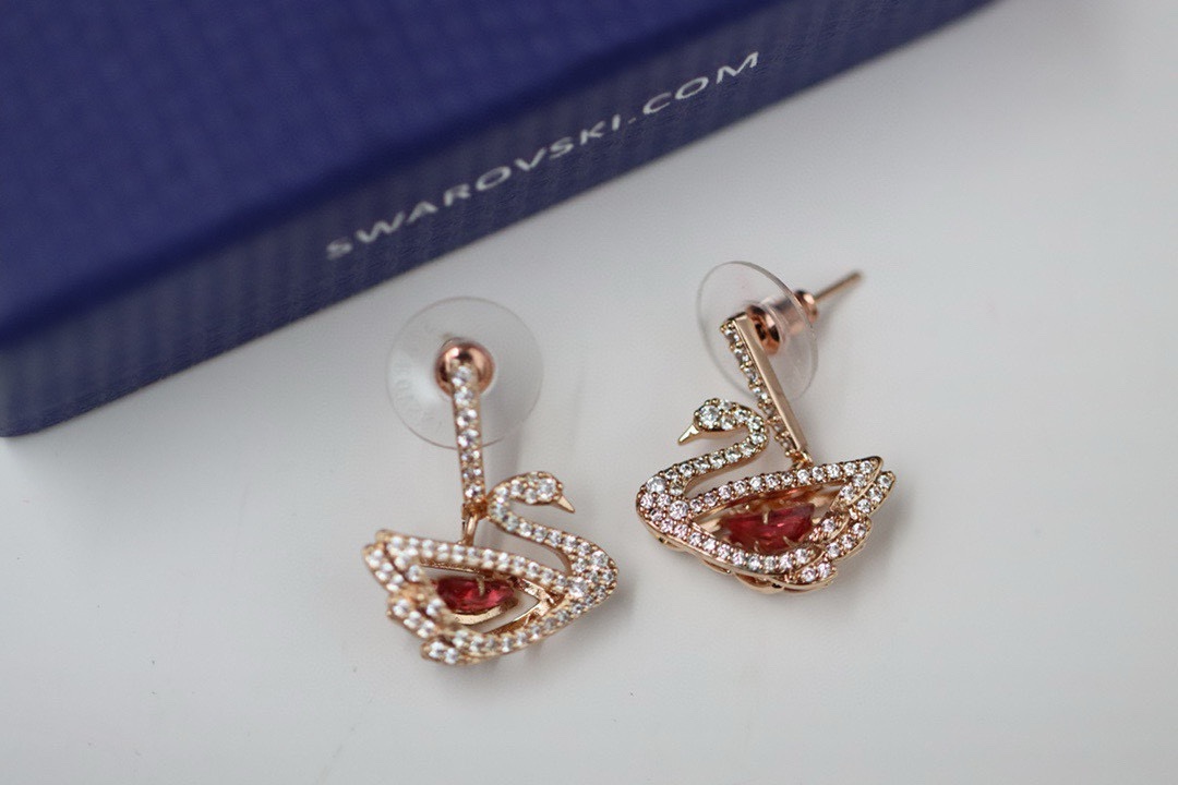  swarovski 玫瑰金 镂空粉钻跳动天鹅耳环

这款推出新款天鹅单品，光影闪烁，动静之间，解锁你的
