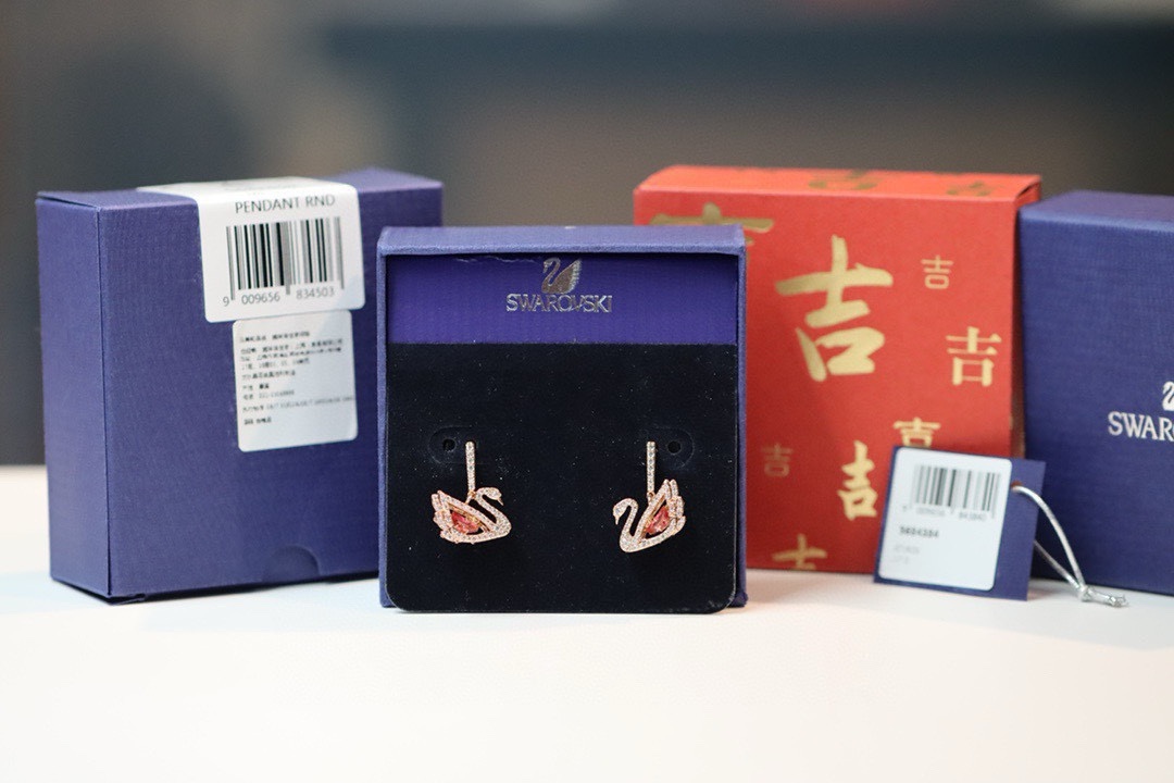  swarovski 玫瑰金 镂空粉钻跳动天鹅耳环

这款推出新款天鹅单品，光影闪烁，动静之间，解锁你的