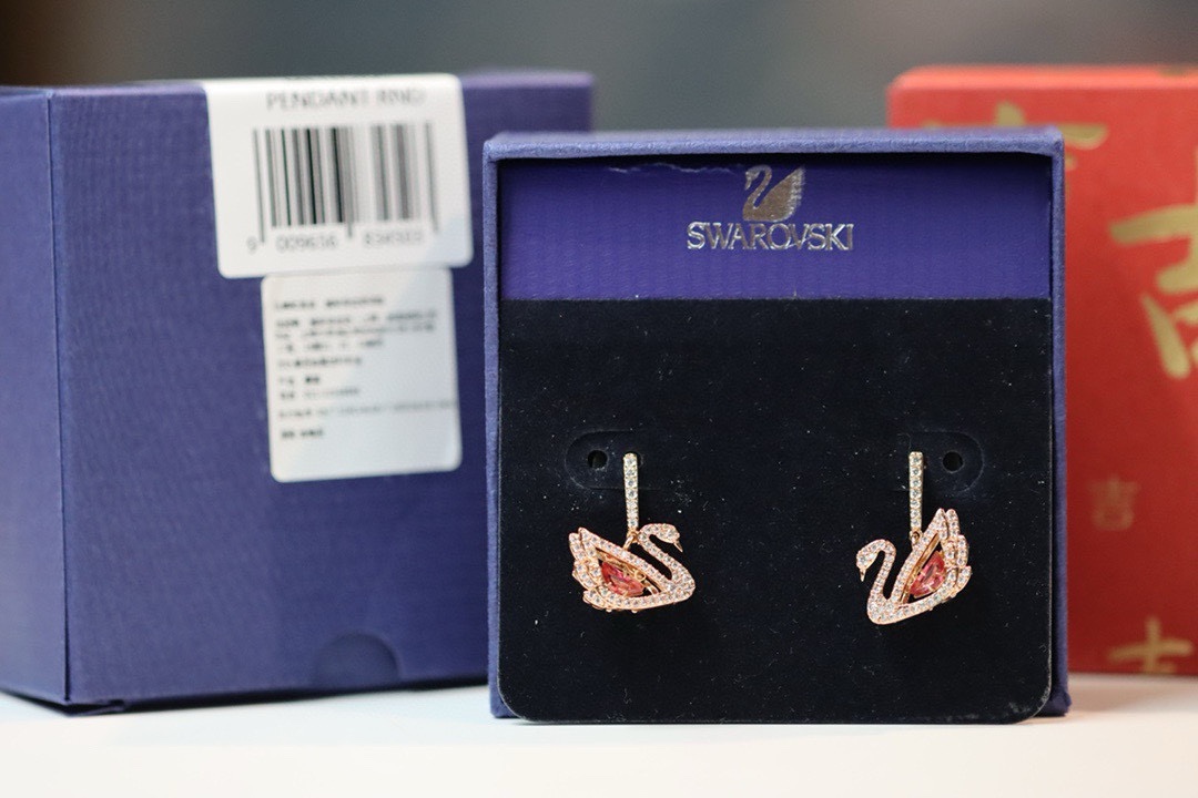  swarovski 玫瑰金 镂空粉钻跳动天鹅耳环

这款推出新款天鹅单品，光影闪烁，动静之间，解锁你的