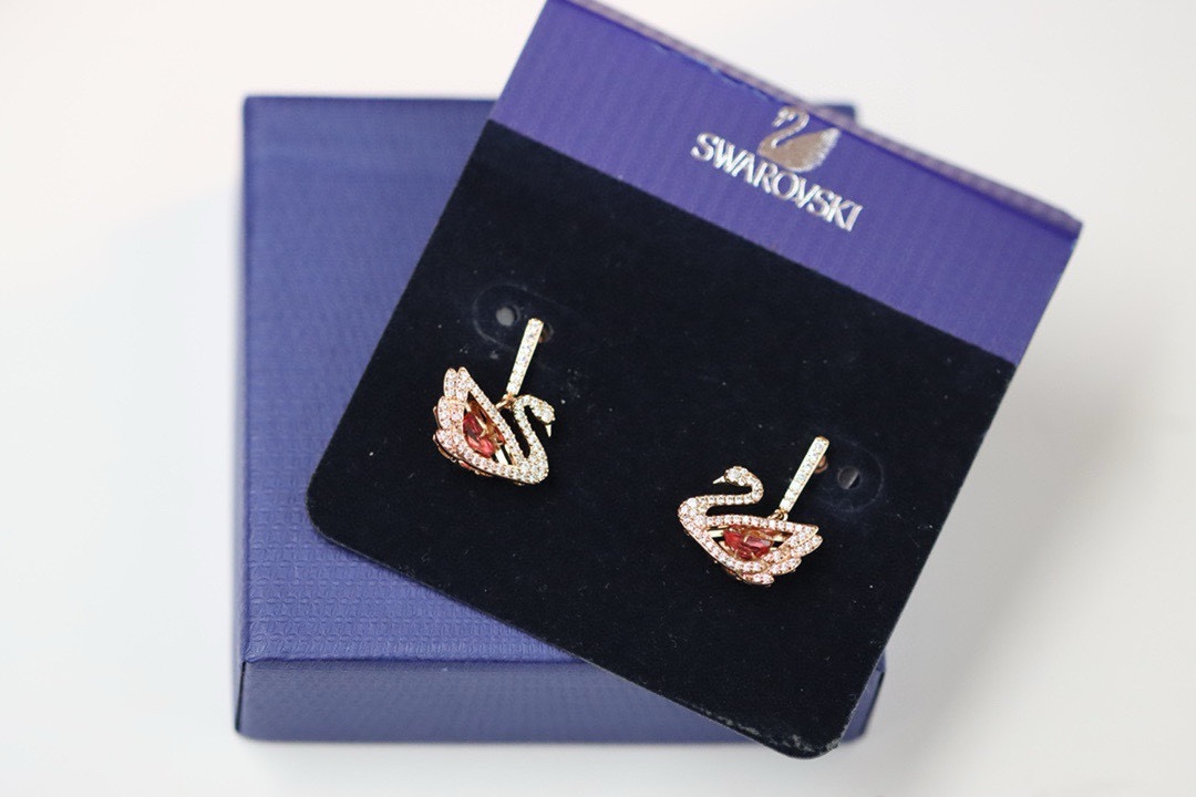  swarovski 玫瑰金 镂空粉钻跳动天鹅耳环

这款推出新款天鹅单品，光影闪烁，动静之间，解锁你的