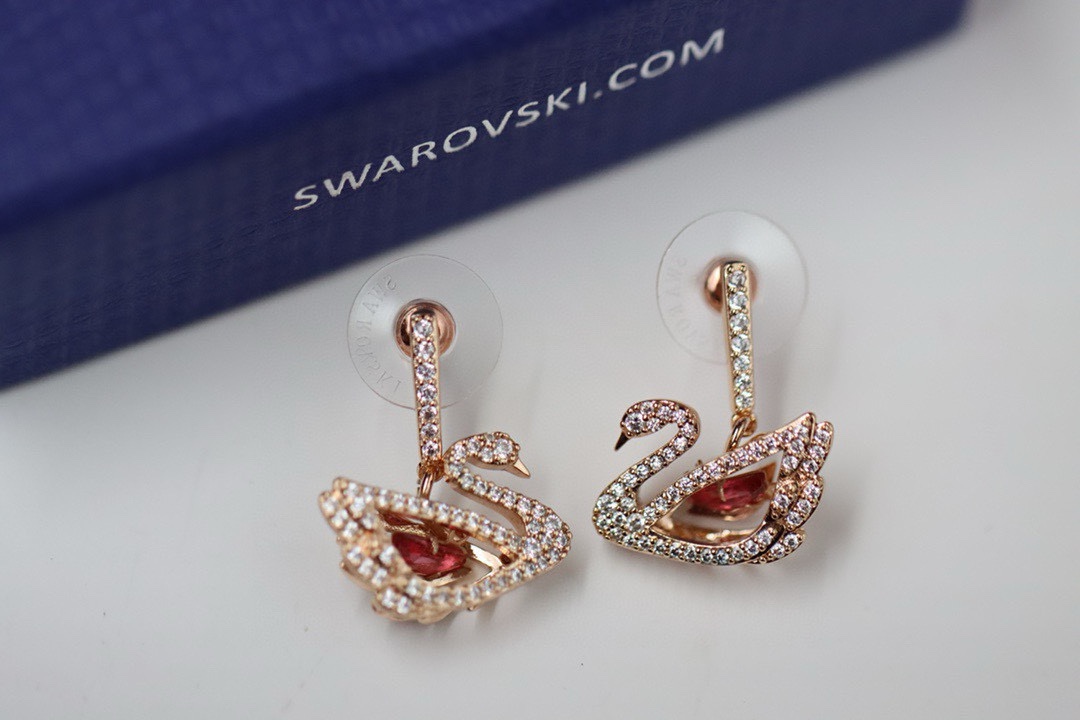  swarovski 玫瑰金 镂空粉钻跳动天鹅耳环

这款推出新款天鹅单品，光影闪烁，动静之间，解锁你的