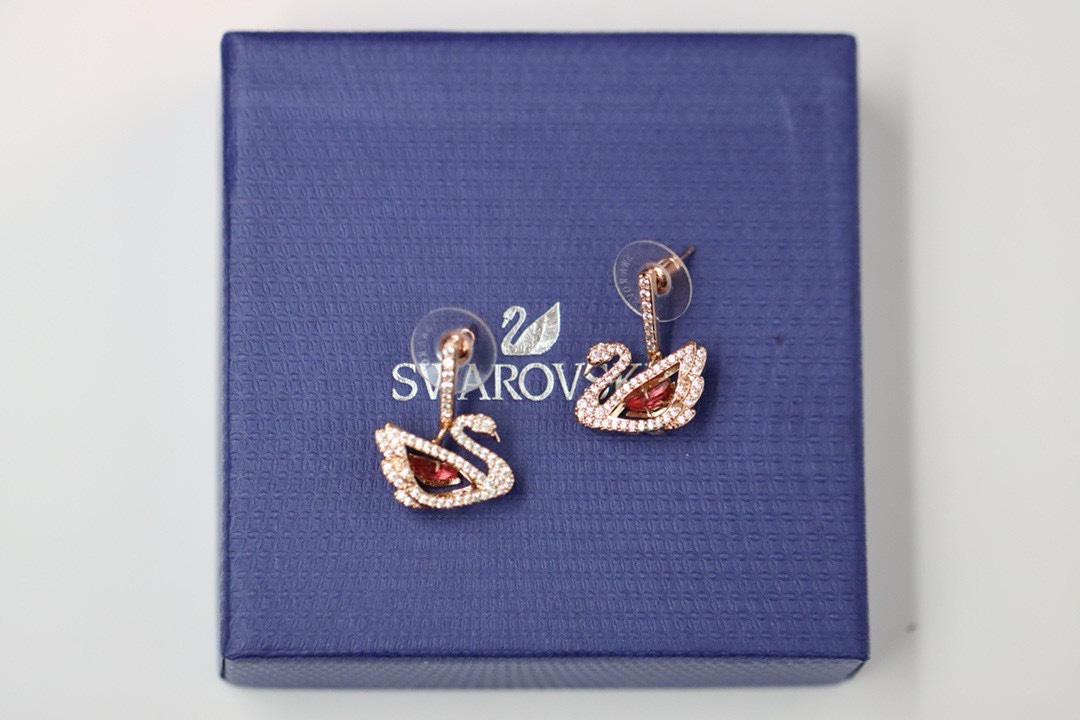  swarovski 玫瑰金 镂空粉钻跳动天鹅耳环

这款推出新款天鹅单品，光影闪烁，动静之间，解锁你的