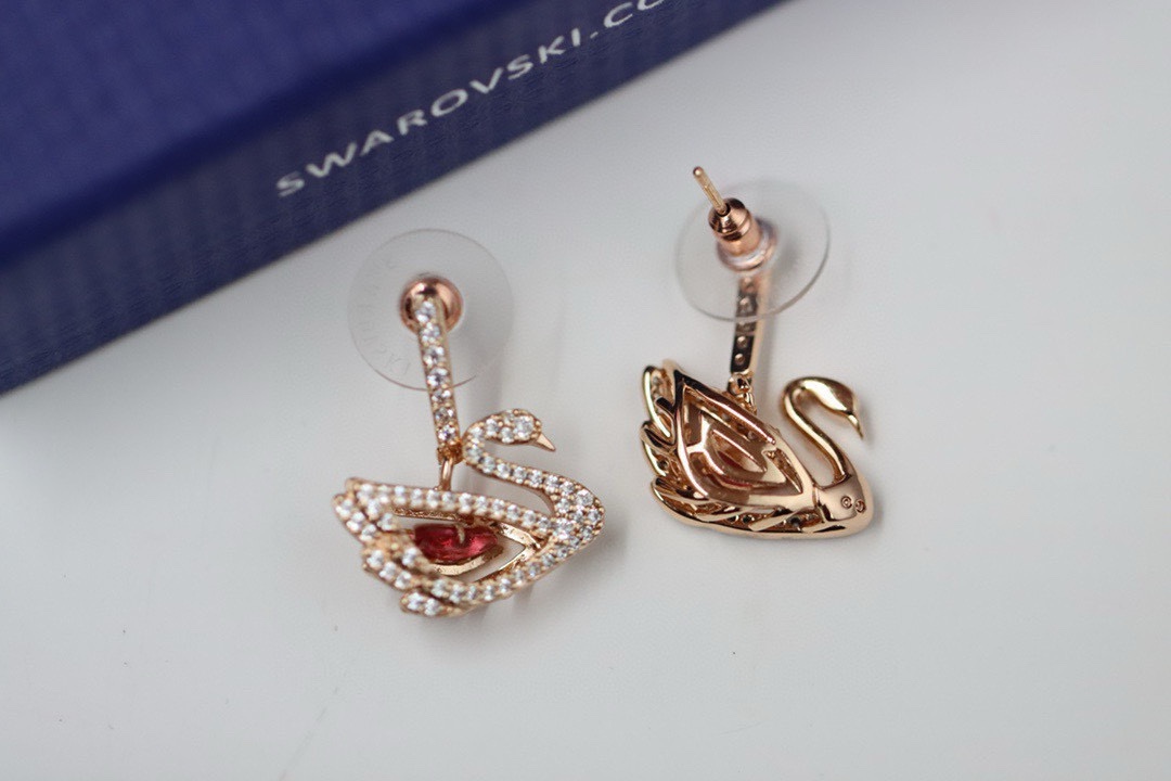  swarovski 玫瑰金 镂空粉钻跳动天鹅耳环

这款推出新款天鹅单品，光影闪烁，动静之间，解锁你的