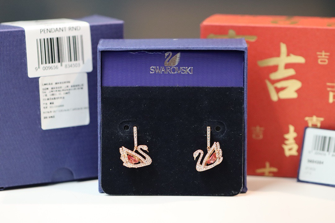  swarovski 玫瑰金 镂空粉钻跳动天鹅耳环

这款推出新款天鹅单品，光影闪烁，动静之间，解锁你的