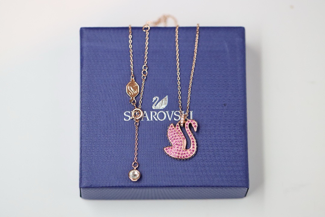 swarovski新款粉钻天鹅项链这款项链采用经典施华洛世奇天鹅造型典雅高贵为您增添优雅魅力天鹅展翅欲飞