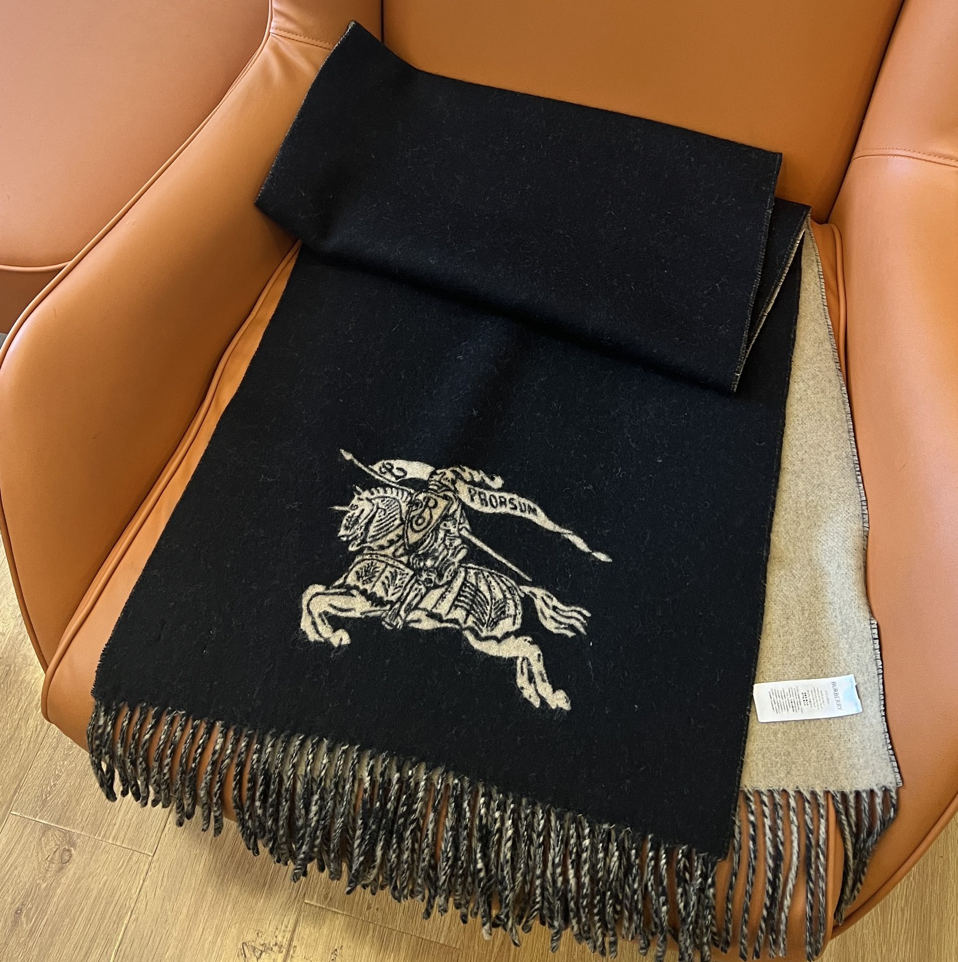 High-Quality Bobley Wool Scarf: Warm, Stylish, and Elegant Winter Accessory - 图片 3