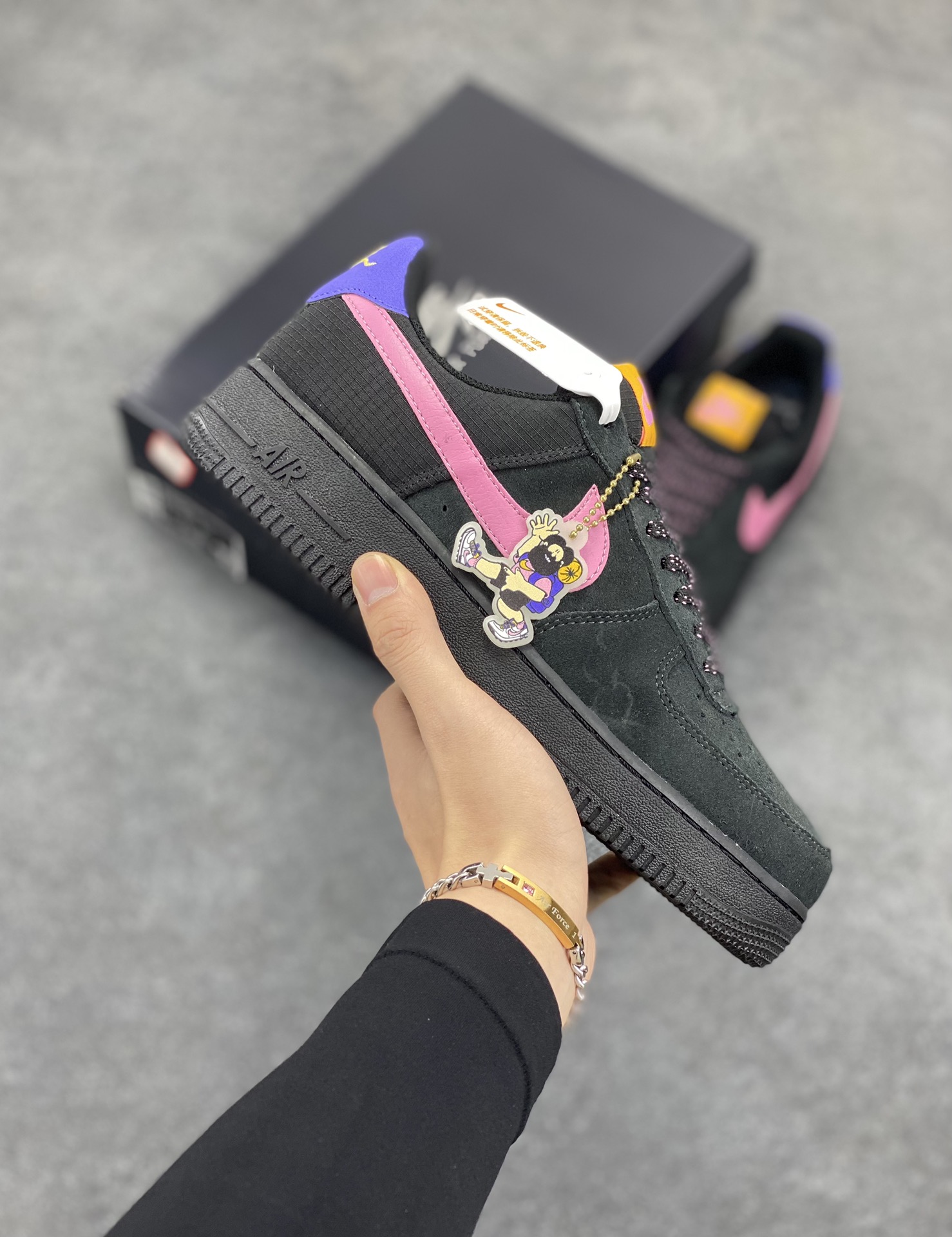 NIKE Air Force 1 \'07 黑粉联名 联名空军一号低帮运动休闲板鞋 定制皮料 原盒原包装 原楦头原纸板 纯正版型 正品NFC感应芯片 内置全掌气垫 货号：CD0887-001 尺码：36 36.5 37.5 38 38.5 39 40 40.5 41 42 42.5 43 44 44.5 45-选品中心
