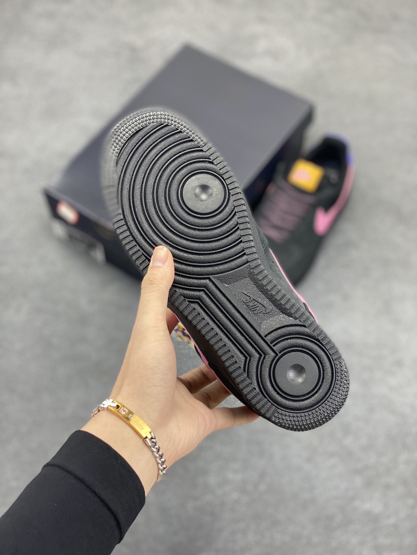 图片[5]-NIKE Air Force 1 \’07 黑粉联名 联名空军一号低帮运动休闲板鞋 定制皮料 原盒原包装 原楦头原纸板 纯正版型 正品NFC感应芯片 内置全掌气垫 货号：CD0887-001 尺码：36 36.5 37.5 38 38.5 39 40 40.5 41 42 42.5 43 44 44.5 45-选品中心