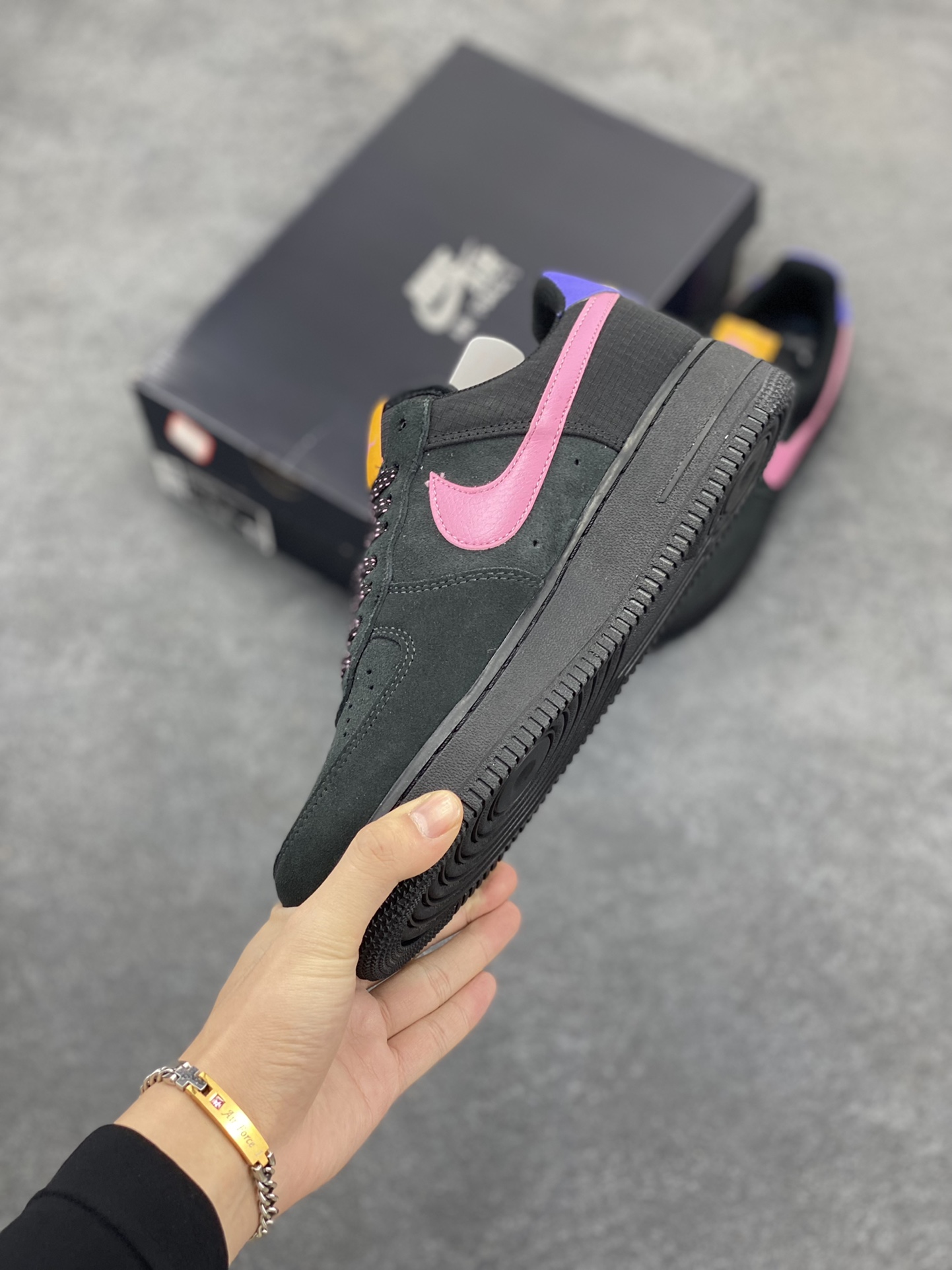 图片[3]-NIKE Air Force 1 \’07 黑粉联名 联名空军一号低帮运动休闲板鞋 定制皮料 原盒原包装 原楦头原纸板 纯正版型 正品NFC感应芯片 内置全掌气垫 货号：CD0887-001 尺码：36 36.5 37.5 38 38.5 39 40 40.5 41 42 42.5 43 44 44.5 45-选品中心