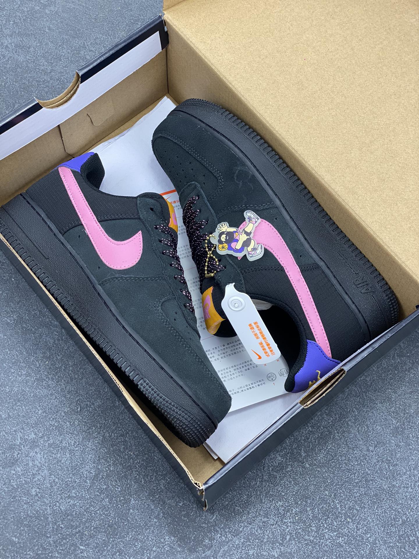 图片[9]-NIKE Air Force 1 \’07 黑粉联名 联名空军一号低帮运动休闲板鞋 定制皮料 原盒原包装 原楦头原纸板 纯正版型 正品NFC感应芯片 内置全掌气垫 货号：CD0887-001 尺码：36 36.5 37.5 38 38.5 39 40 40.5 41 42 42.5 43 44 44.5 45-选品中心