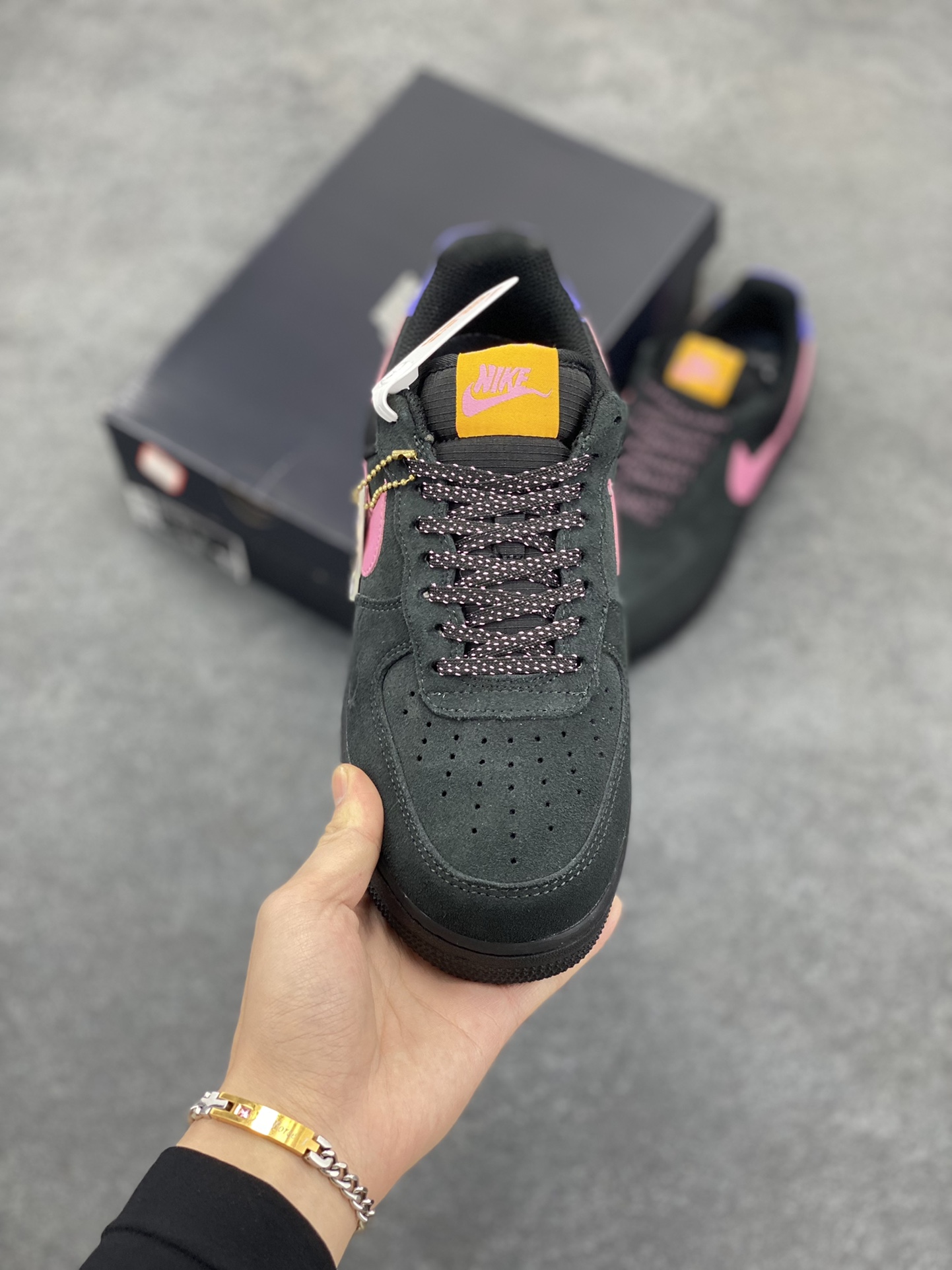 图片[2]-NIKE Air Force 1 \’07 黑粉联名 联名空军一号低帮运动休闲板鞋 定制皮料 原盒原包装 原楦头原纸板 纯正版型 正品NFC感应芯片 内置全掌气垫 货号：CD0887-001 尺码：36 36.5 37.5 38 38.5 39 40 40.5 41 42 42.5 43 44 44.5 45-选品中心