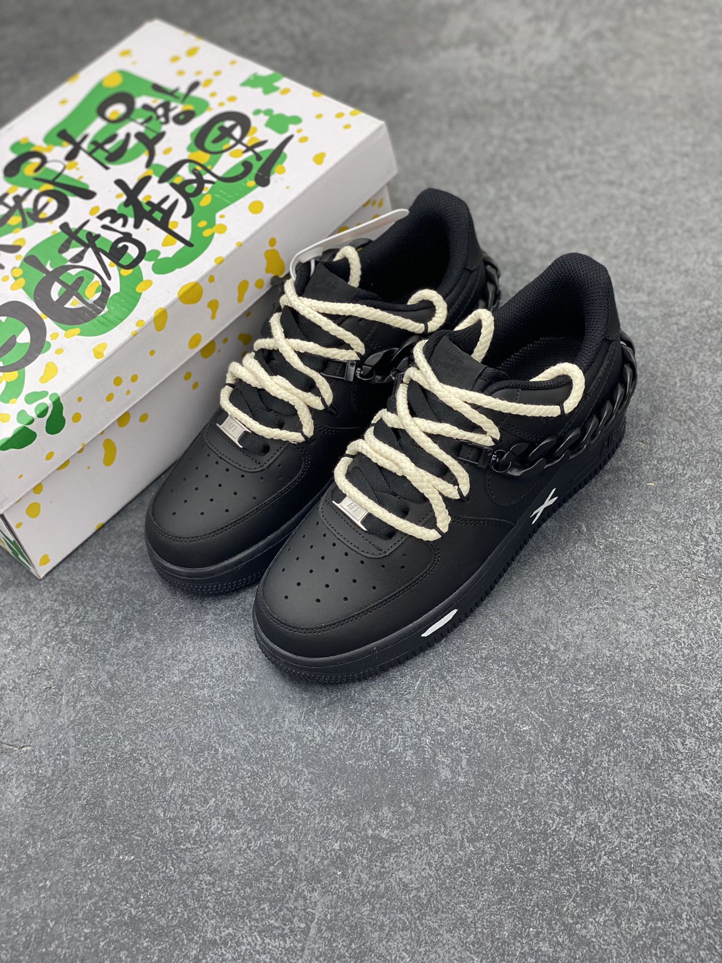 图片[8]-“黑解构 机能风”✨订制空军一号板鞋 ，该定制版球鞋选用原鞋款为Nike Air Force1空军一号低帮，设计灵感来源于当下流行的暗黑机能风，采用了简约的涂鸦设计，融合解构风格，营造出独特的视觉效果。 货号：CW2288-763 尺码：36 36.5 37.5 38 38.5 39 40 40.5 41 42 42.5 43 44 44.5 45-选品中心